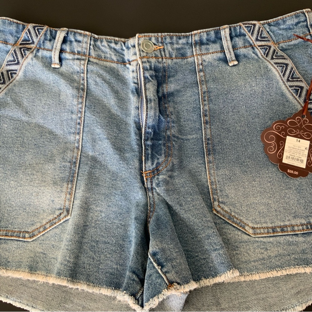NWT Knox Rose Denim blue jean shorts. Mid rise, size 14, Embroidered trim